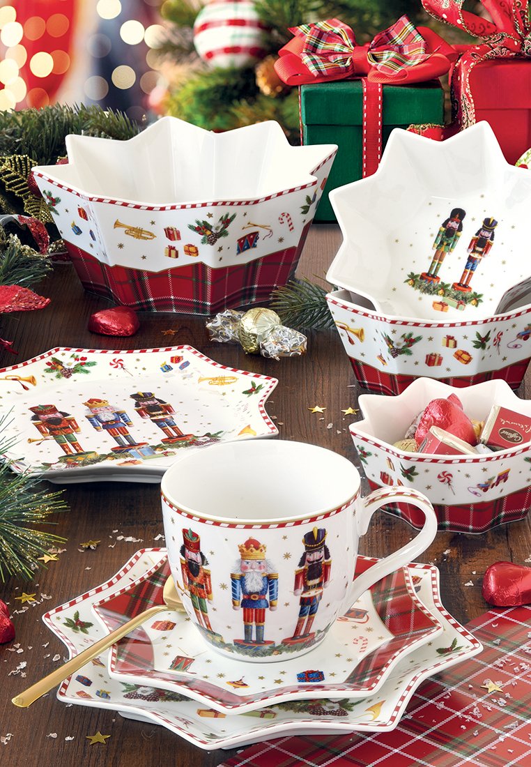 Zestaw ceramiki stołowej z gwiazdkowymi miseczkami i talerzami, biały z festive wzorem przedstawiającym strażnika orzechów, w czerwonej kratę i złotym wykończeniu.