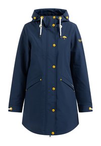 Veste imperméable bleu marine avec capuche, ferrures jaunes, deux poches latérales et un ourlet légèrement courbé. Fabriquée en tissu lisse et résistant.