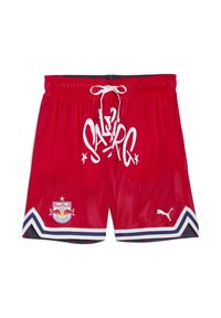 Shorts de sport en maille rouge avec cordon blanc, texte graffiti "Salzburg", logo de Red Bull Salzburg, logo Puma et garniture à rayures en chevrons.