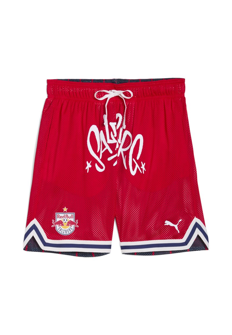 Shorts de sport en maille rouge avec cordon blanc, texte graffiti "Salzburg", logo de Red Bull Salzburg, logo Puma et garniture à rayures en chevrons.