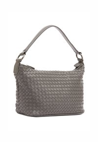 Borsa a spalla in pelle grigia intrecciata con una sola tracolla, caratterizzata da una forma strutturata e una superficie liscia. Presenta dettagli hardware discreti.