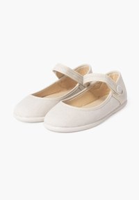 Chaussures Mary Jane en toile beige avec une bride et un détail de bouton, bout rond et une semelle en caoutchouc blanc flexible. Surface supérieure texturée.