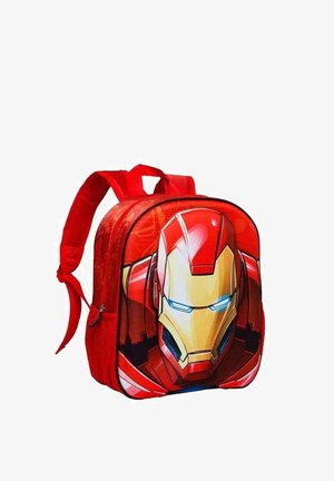 Sac à dos rouge avec un grand graphique Iron Man. Fabriqué en matériau synthétique, il dispose de bretelles réglables et d'une poignée supérieure pour le transport.