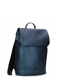 Sac à dos imperméable bleu marine avec fermeture roulée, poche zippée sur le côté et bretelles rembourrées pour le confort. Matériau lisse et durable.