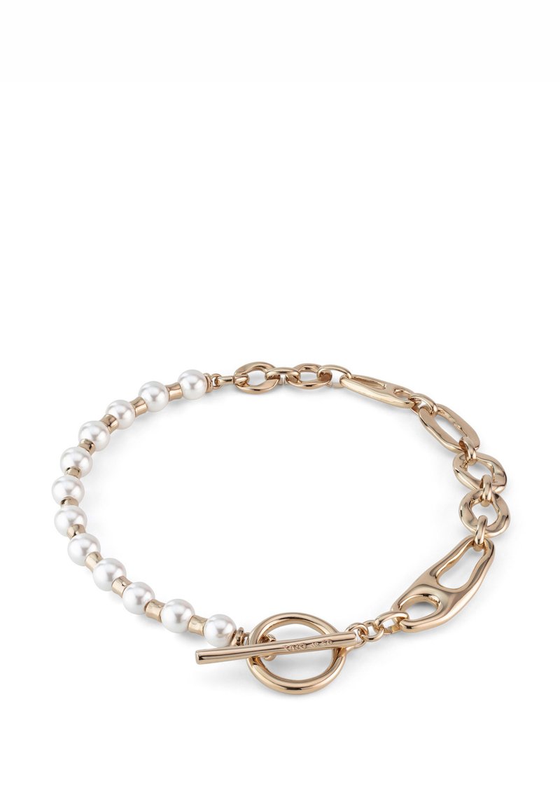 Pulsera de tono dorado con perlas blancas alternadas y eslabones de metal, con cierre de palanca y un diseño único de eslabones de cadena.