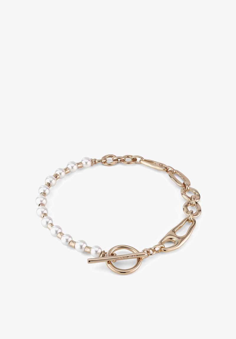 Pulsera de tono dorado con perlas blancas alternadas y eslabones de metal, con cierre de palanca y un diseño único de eslabones de cadena.