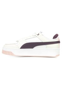 Sneaker in pelle bianca con accenti viola scuro e rosa chiaro, caratterizzata da una finitura texturizzata, una suola chunky e un design classico con lacci.