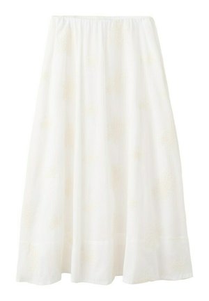 Biała długa spódnica maxi z delikatnym kwiatowym haftem i elastycznym paskiem w talii, luźny, opływowy fason sięgający do podłogi.