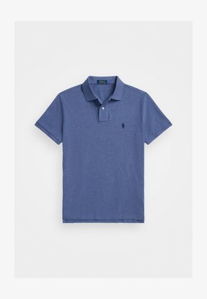 Polo tričko z modrej bavlny, s klasickým golierom, krátkymi rukávmi a malým vyšitým logom na ľavej hrudi.