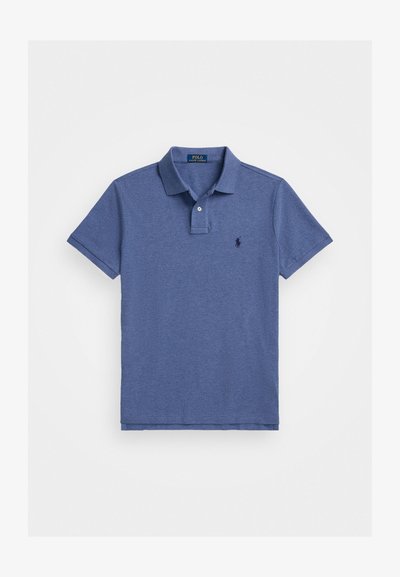 Πολό μπλουζάκι σε μπλε βαμβακερό ύφασμα, με κλασικό γιακά, κοντά μανίκια και μικρό κεντημένο λογότυπο στο αριστερό στήθος.
