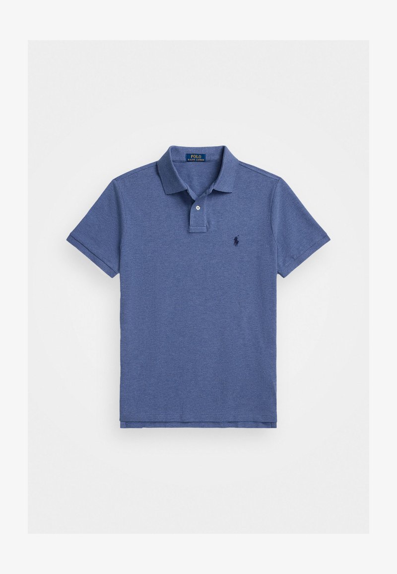 Kék pamut anyagú pólóing, klasszikus gallérral, rövid ujjal, és egy kis hímzett logóval a bal mellrészen.