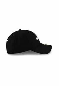 Schwarze Baseballkappe mit einem gebogenen Schirm, aus einem Stoff mit glatter Textur. Hat auf der Vorderseite ein Logo-Patch in Weiß und Orange.