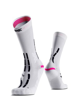 Witte sportieve sneakersokken met zwarte en roze accenten, geribbelde textuur en gewatteerde zolen, rechtopstaand afgebeeld tegen een witte achtergrond.