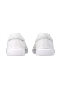 Białe skórzane sneakersy z okrągłym noskiem i fakturowaną powierzchnią, z płaską podeszwą i minimalistycznym designem. Srebrne akcenty logo na pięcie.