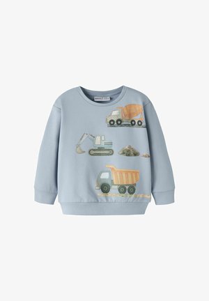 Sweat-shirt bleu clair pour enfants avec des illustrations d'une bétonnière, d'une pelleteuse, de tas de terre et d'un camion-benne à l'avant.