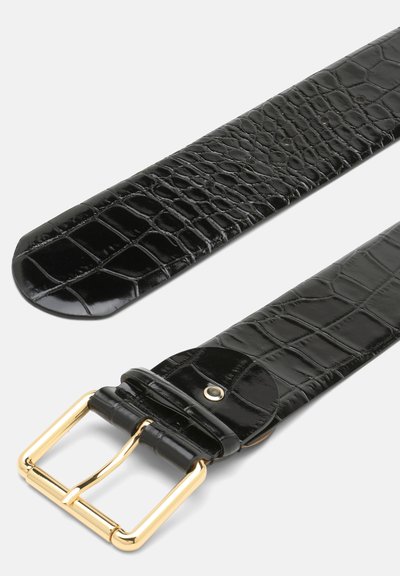 Czarny pasek ze skóry lakierowanej, z wytłaczanym wzorem krokodyla, z błyszczącym wykończeniem, z metalową klamrą w złotym kolorze i wieloma otworami do regulacji.
