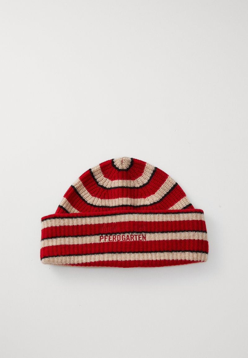 Punane, beež ja must triibuline kootud beanie, millel on kokkuvoltitud serv, millel on valgel taustal brodeeritud tekst "BAUM UND PFERDGARTEN".