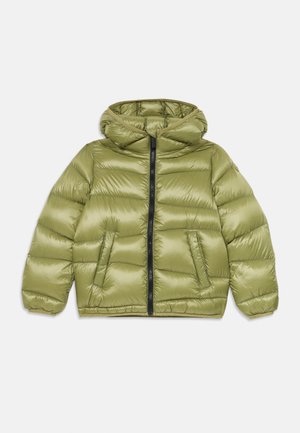 Giacca puffer di colore verde oliva con cappuccio, chiusura con zip e due tasche frontali. Presenta un design trapuntato e una texture liscia e lucida.