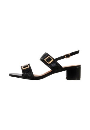 Zwarte lage sandaal met twee gestructureerde bandjes en gouden gespen, plus een verstelbare enkelriem met een gouden gesp.