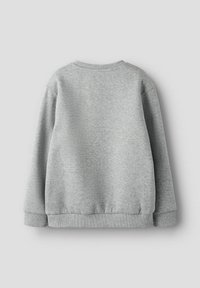 Effen lichtgrijze sweatshirt met lange mouwen, geribbelde manchetten, zoom en ronde hals, weergegeven van de achterkant op een lichtgrijze achtergrond.