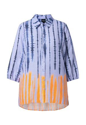 Skjortebluse med krave og 3/4 ærmer, med lodrette marineblå og orange tie-dye striber på en lyseblå baggrund.