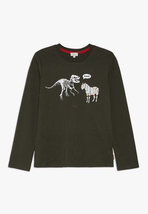Camisa de manga larga de color verde oscuro con un esqueleto de dinosaurio blanco y un gráfico de cebra de colores. Un bocadillo de texto dice "¡GRRR!" en la parte superior del diseño.