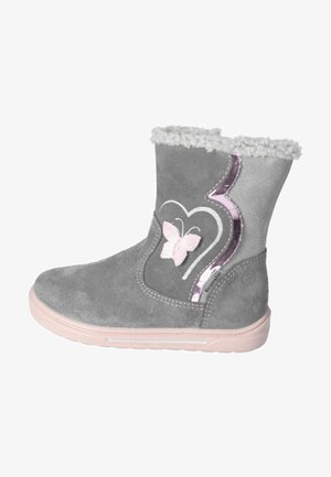 Graue Wildleder-Stiefelette mit pinken Akzenten, Kunstfellbesatz, Schmetterlingsstickerei und einem silberfarbenen herzförmigen Design an der Seite, Gummisohle.