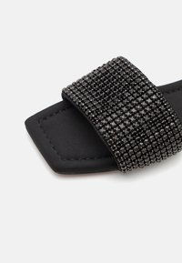 DKNY DEVLYN FLAT SLIDE - Pantoletai - black