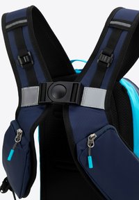 Spallacci dello zaino navy con rete traspirante, dotati di fibbie regolabili e tasche, evidenziati da accenti turchesi e strisce riflettenti.