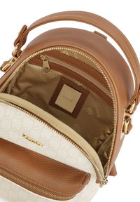 Rudas odinis kuprinė su auksinės spalvos detalėmis ir šviesios spalvos audinio vidumi. Yra užsegama kišenė ir įspausta logotipo žyma.