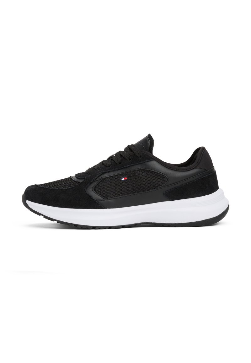 Czarne sneakersy z siatkowym wierzchem i zamszowymi akcentami, okrągłym czubkiem, czarnymi sznurowadłami i białą podeszwą środkową. Detal z logo przy sznurowadłach.