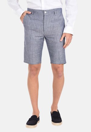 Pantaloni corti a righe blu realizzati in materiale leggero, con chiusura a bottone e tasche laterali, dal taglio sartoriale e lunghezza al ginocchio.