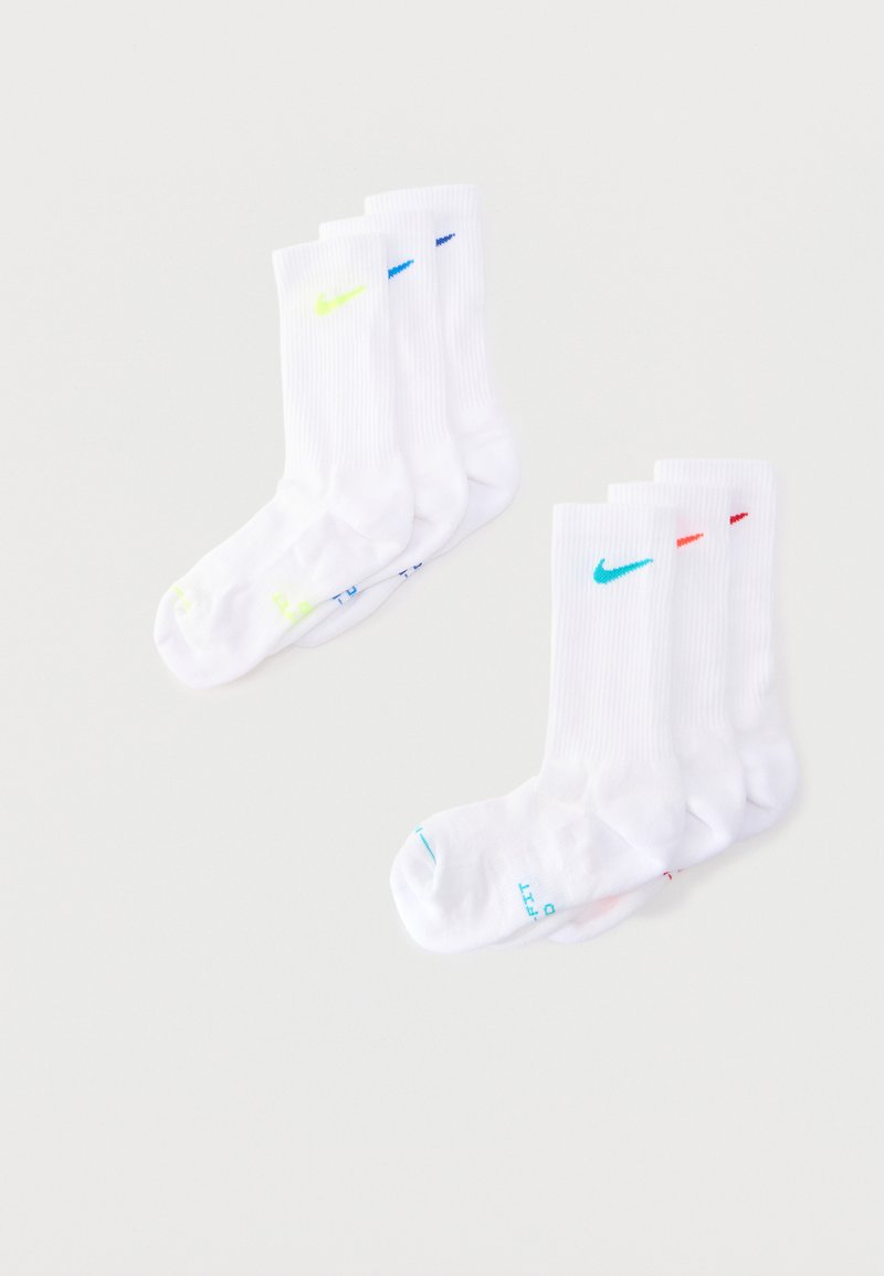 Δύο σετ από τρία λευκά αθλητικά κάλτσες Nike, κάθε ζευγάρι με διαφορετικά χρωματιστά λογότυπα Nike swoosh και ταιριαστά σημάδια στα δάχτυλα.