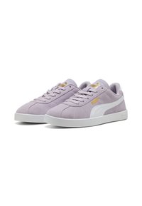 Sneaker in suede viola chiaro con dettagli bianchi e marchio dorato. Design classico a basso profilo con chiusura a lacci e superficie testurizzata.