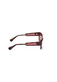 Occhiali da sole tartarugati con montatura rettangolare, accenti rosa sulle aste e tempie sottili e curve. Texture liscia e finitura lucida.
