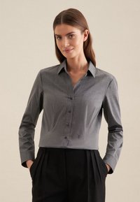 Graues, tailliertes Button-Up-Hemd mit spitzem Kragen, glatter Textur und dezentem Muster; mit einem bestickten Detail am Saum.