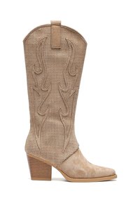 Botín de ante marrón claro estilo western con parte superior perforada, costuras decorativas, puntera a punta y tacón apilado.