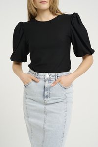 Svart kortermet topp med puffede ermer, kombinert med et høyt liv lys blå denimskjørt med knappelukking og sidelommer.