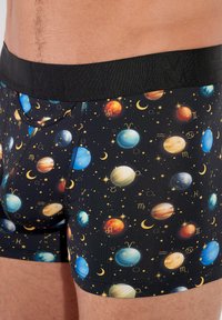Černé boxerky s barevným nebeským vzorem planet a znamení zvěrokruhu, s hladkým povrchem a elastickým pasem.
