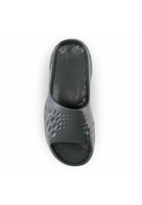 Černé tvarované skluzavkové sandály s texturovaným svrškem, které mají hexagonální vzor na podrážce a hladké, zaoblené otvor pro prsty.
