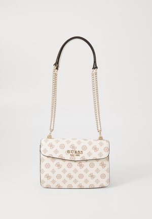 Sac à main Guess blanc et beige à motifs, avec bandoulières en chaîne dorée et patte d’épaule en cuir noir, forme rectangulaire, fermeture à rabat et logo à l’avant.
