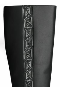 Stivale in pelle nera al ginocchio con un pannello verticale a motivo argento lungo il lato, con una finitura liscia e un design elegante.