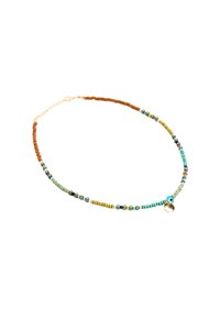 Collana di perline con una combinazione di perline in tonalità terrose e turchesi, accenti dorati e un ciondolo con un design a occhio, superficie texture.