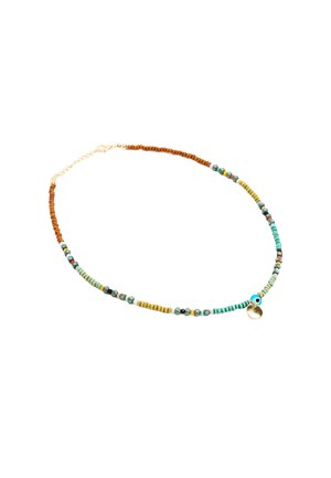 Collana di perline con una combinazione di perline in tonalità terrose e turchesi, accenti dorati e un ciondolo con un design a occhio, superficie texture.