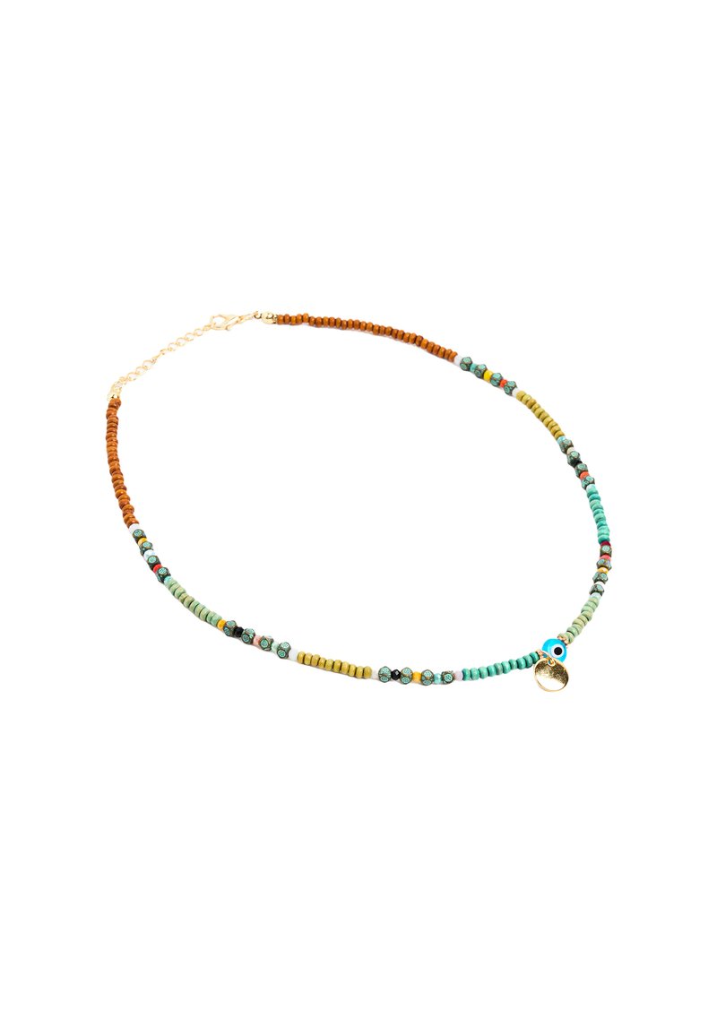 Collana di perline con una combinazione di perline in tonalità terrose e turchesi, accenti dorati e un ciondolo con un design a occhio, superficie texture.