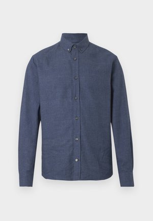 Dunkelblaues Hemd mit langen Ärmeln, Kragen und subtiler Textur, das sechs Knöpfe auf der Vorderseite hat.