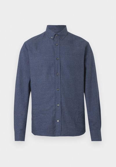 Camicia blu navy con bottoni, maniche lunghe, colletto e una leggera texture, dotata di sei bottoni sul davanti.