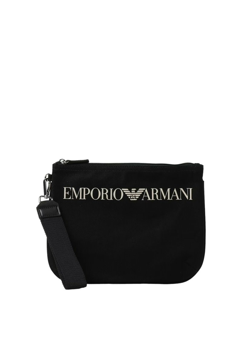 Neceser negro de lona con un logo dorado de "Emporio Armani", cierre de cremallera y correa desmontable; presenta una textura suave y forma rectangular.