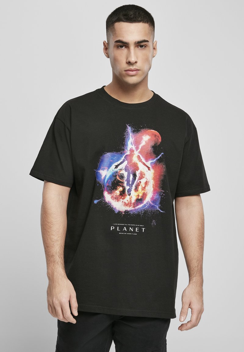 Sort bomuld t-shirt med et stort, farverigt grafik af en kosmisk eksplosion og en figur, med kraftige farver som blå, rød og orange.