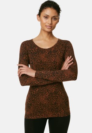 Langærmet top i mørkebrun med et struktureret, abstrakt orange mønster. Har en rund halsudskæring og en tætsiddende silhuet.